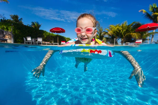 Menina na piscina — Fotografia de Stock