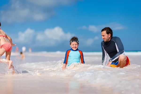 Vater mit Kindern am Strand — Stockfoto