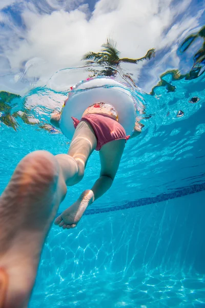 Chica nadando en la piscina — Foto de Stock