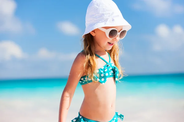 Entzückendes kleines Mädchen am Strand — Stockfoto