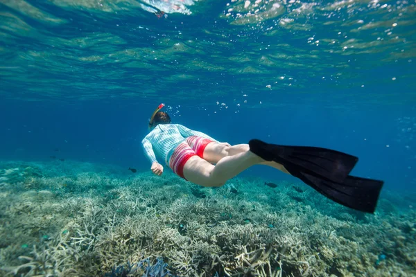 Γυναίκα, κολύμβηση με αναπνευστήρα στον ωκεανό — Φωτογραφία Αρχείου