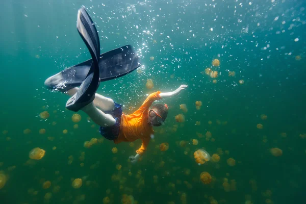 Esnórquel infantil en el lago Jellyfish — Foto de Stock