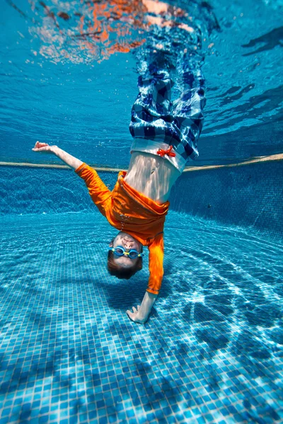 Junge schwimmt unter Wasser — Stockfoto