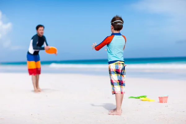 Vater und Sohn spielen mit fliegender Scheibe — Stockfoto