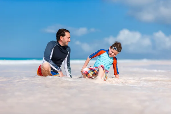 Padre con figlio in spiaggia — Foto Stock