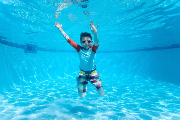 水中で泳ぐ少年 — ストック写真