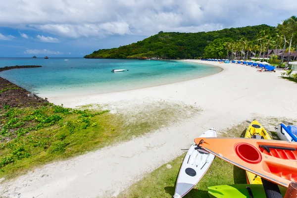 Bela praia tropical na ilha exótica — Fotografia de Stock