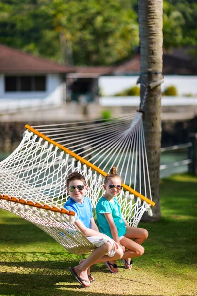 Crianças relaxando na rede — Fotografia de Stock