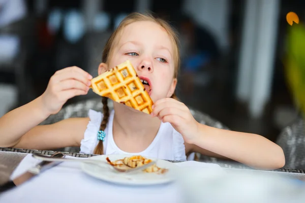 朝食を食べる少女 — ストック写真