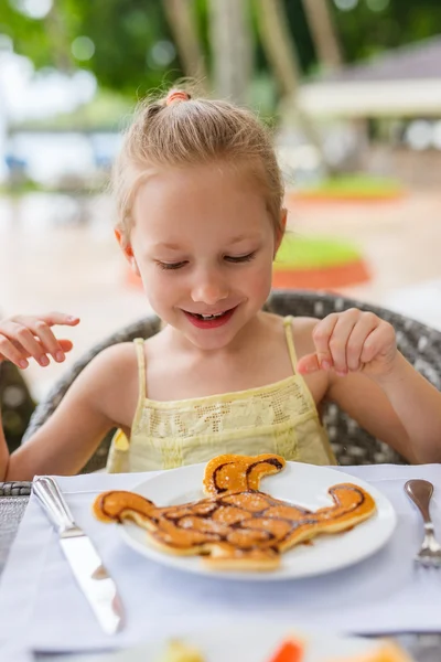 Klein meisje eten ontbijt — Stockfoto