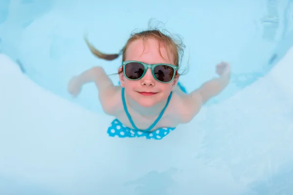 Little girl in swimming pool — Stock Photo, Image