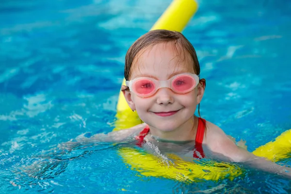 Liten flicka i poolen — Stockfoto