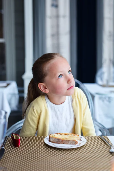 Petite fille petit déjeuner — Photo