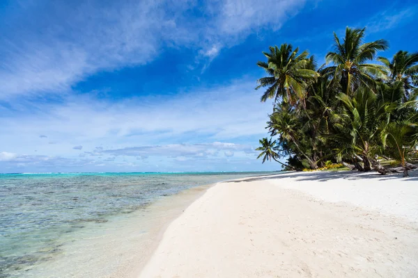 Vackra tropiska stranden vid exotisk ö i Stilla havet — Stockfoto