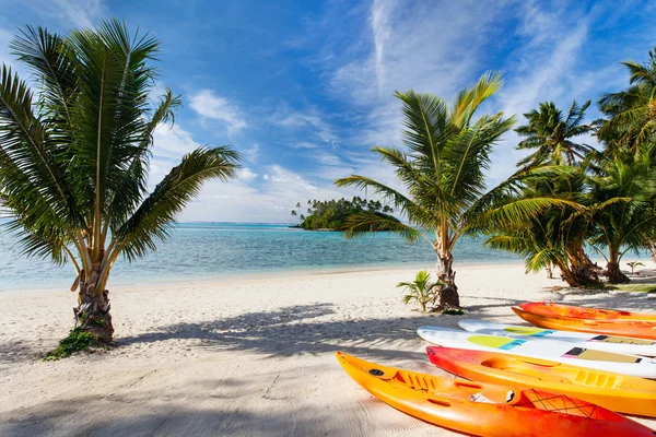 Tropisch strand op exotische eiland in de Stille Oceaan — Stockfoto