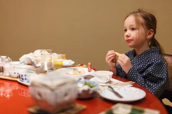 Mała dziewczynka jedzenie śniadania w Japonii — Zdjęcie stockowe