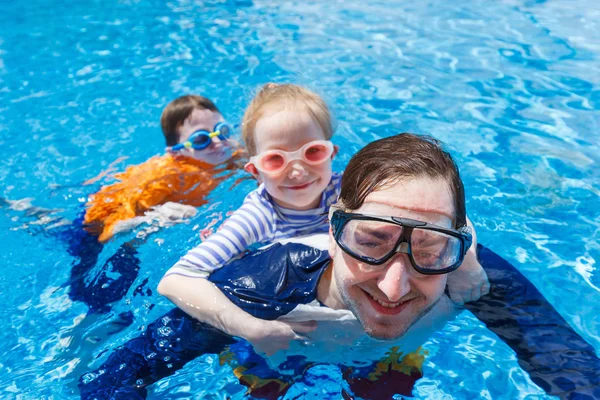 Padre e figli in piscina — Foto Stock