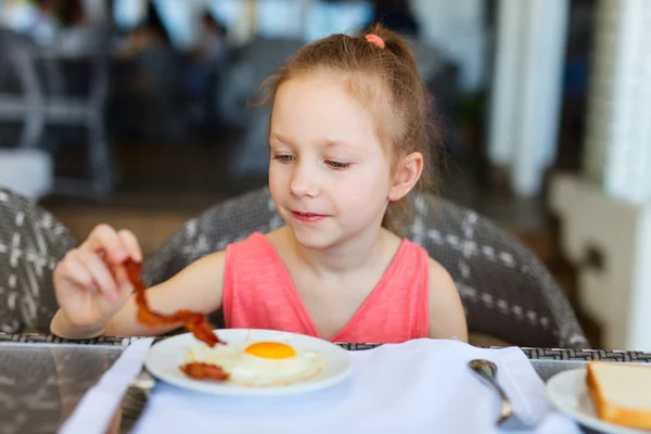 Küçük kız yemek kahvaltı — Stok fotoğraf