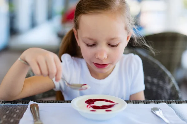 Küçük kız yemek kahvaltı — Stok fotoğraf