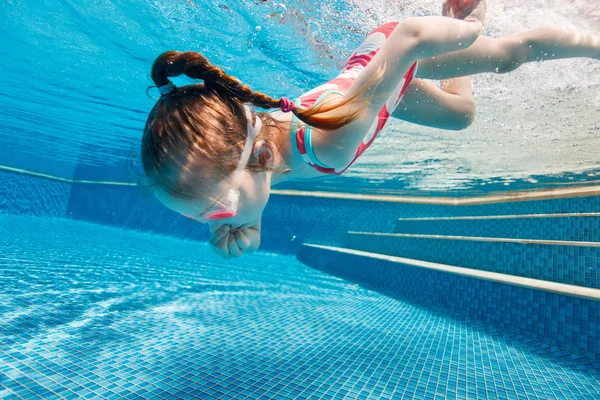 Niña en la piscina — Foto de Stock