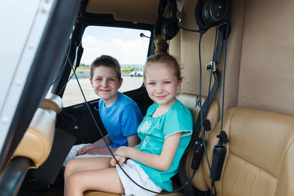 Дети в салоне вертолета — стоковое фото