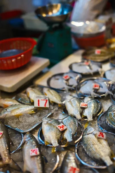 Риба на ринку морепродуктів — стокове фото
