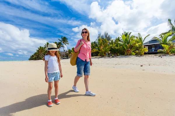 Mutter und Tochter am Strand — Stockfoto