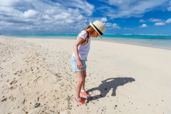 Adorable little girl at beach — Stock Photo, Image