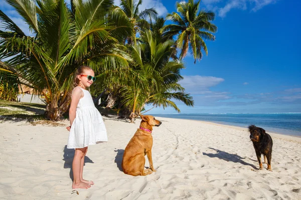 Adorável menina na praia — Fotografia de Stock