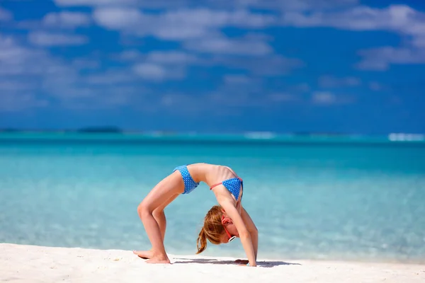 Adorable niña en la playa — Stockfoto