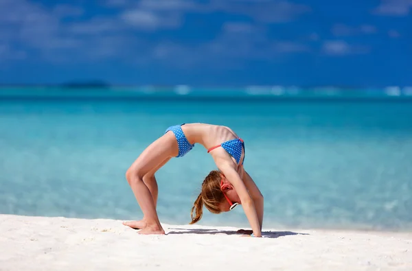 Entzückendes kleines Mädchen am Strand — Stockfoto