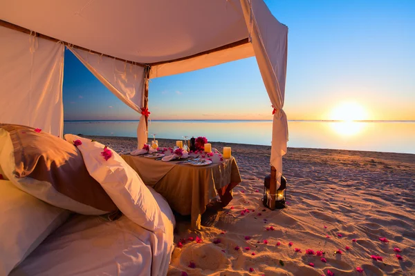 Romantisches Abendessen am Strand — Stockfoto