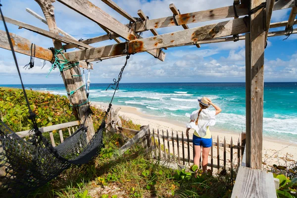 Mujer disfrutando de vista playa — Foto de Stock