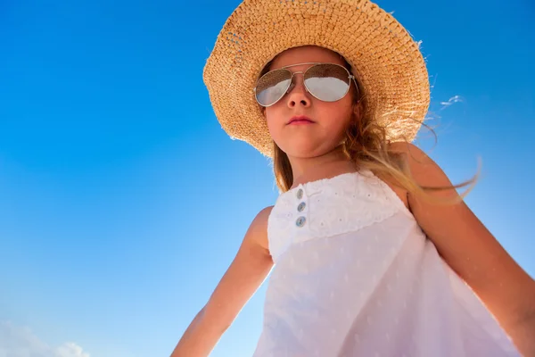 Petite fille en plein air — Photo