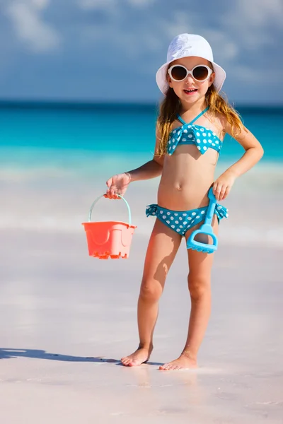 Adorável menina na praia — Fotografia de Stock