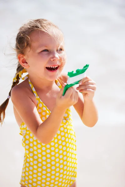 Menina voando um papagaio — Fotografia de Stock