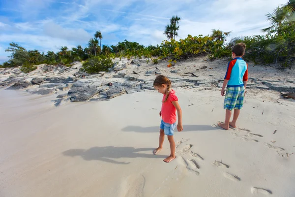 Двое детей на пляже острова Игуана — стоковое фото