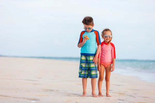 Deux enfants à la plage — Photo