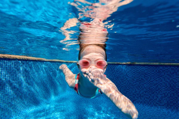 Niña en la piscina — Foto de Stock