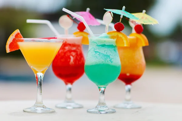 Egzotik renkli kokteyller — Stok fotoğraf