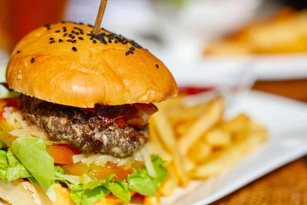 Nahaufnahme von leckeren Burgern — Stockfoto