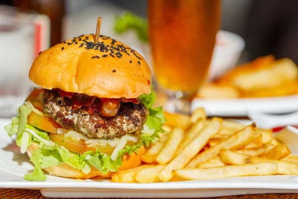 Nahaufnahme von leckeren frischen Burgern — Stockfoto