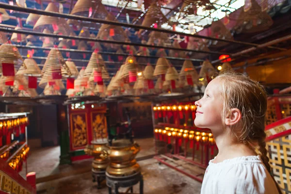 Маленькая девочка в храме Ман Мо — стоковое фото
