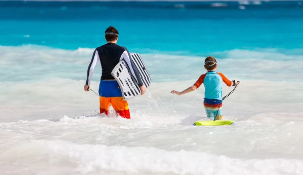 Far och son surfing — Stockfoto