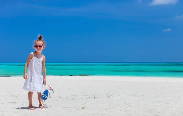 Bambina con giocattolo in spiaggia — Foto Stock