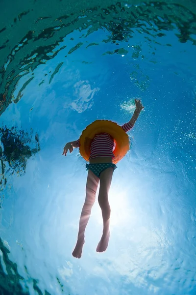 Маленькая девочка в бассейне — стоковое фото
