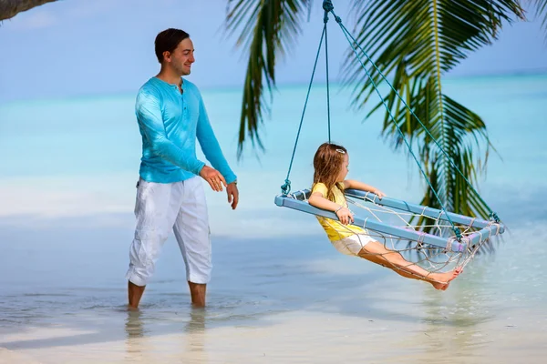 Padre e hija en la playa —  Fotos de Stock