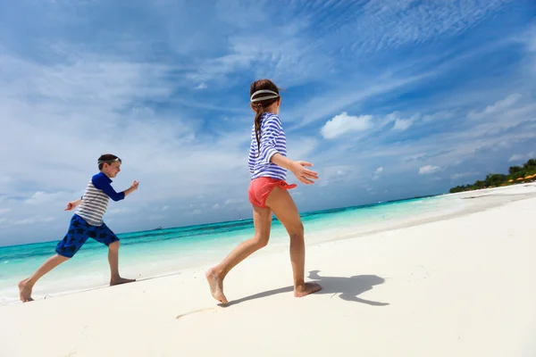 Niños divirtiéndose en la playa —  Fotos de Stock