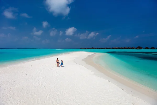 Mor och son på tropical beach — Stockfoto