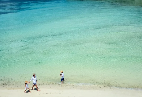 Matka i dzieci na tropikalnej plaży — Zdjęcie stockowe